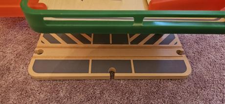 Woody dřevěná patrová garáž s výtahem, 