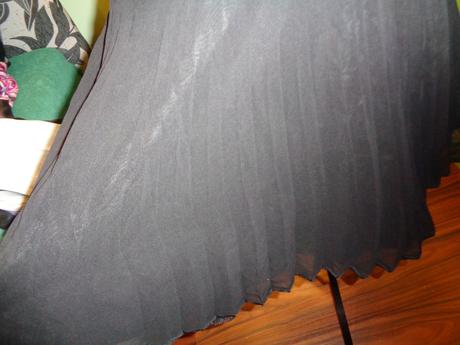 Luxusní černé plisované šaty ax paris, 42