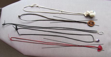 Přívěsky na kůži,