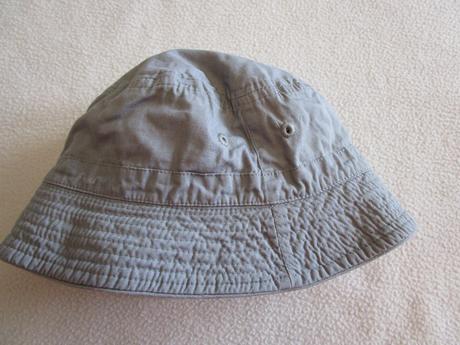 Velmi pěkný oboustranný klobouček, obvod 50 cm, 86