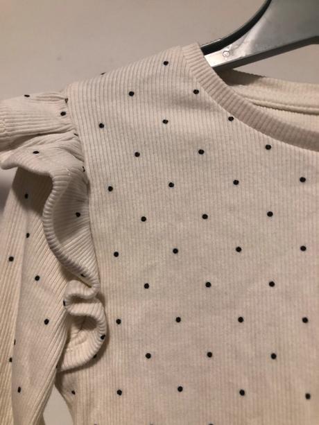 Bílé triko s puntíčky, 104