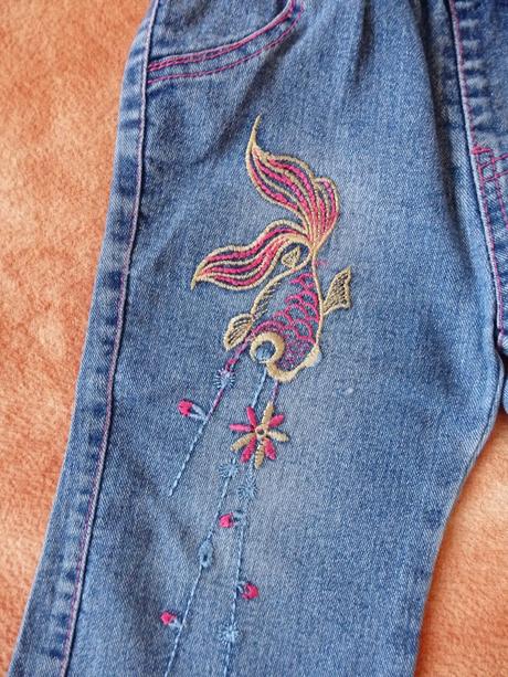 Pěkné džíny s vyšívanou rybičkou / 80+86, 80