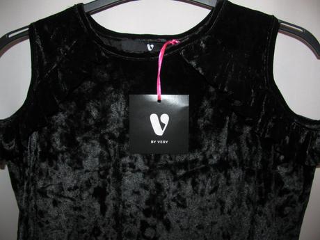 Velurové černé elastické šaty s dlouhým rukávem, 152