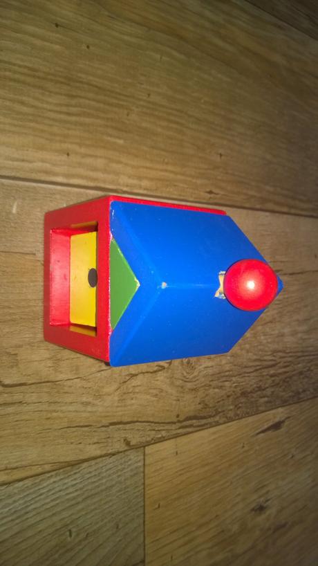 Dřevěný domeček, skládačka na magnety a kolík,