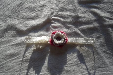 I53	pružná čelenka s ozdobnou háčkovanou kytičkou, 