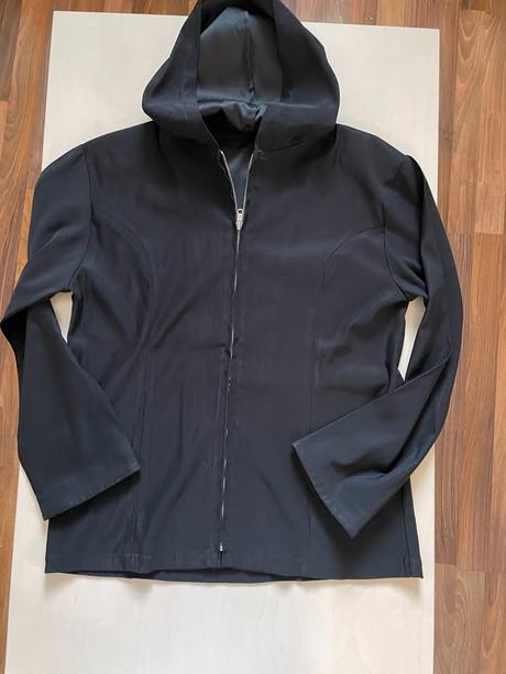 Černá bunda s kapucí, vel neuvedena cca l/xl a as, xl