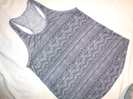 Krásný černobílý vzdušný top s ornamenty, 158