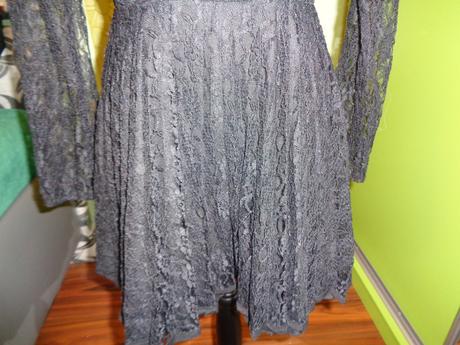 Luxusní černé společenské krajkové šaty skin, 40