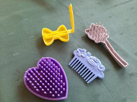 Hřebínky a sponky na panenku, koníky,