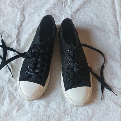 Černé lesklé plátěnky, 37