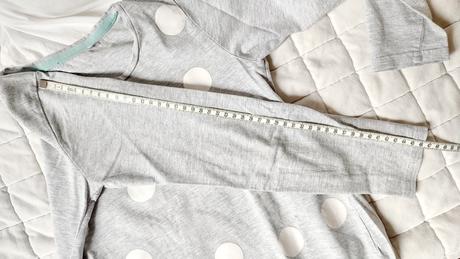 Šedé puntíkované tričko, 146