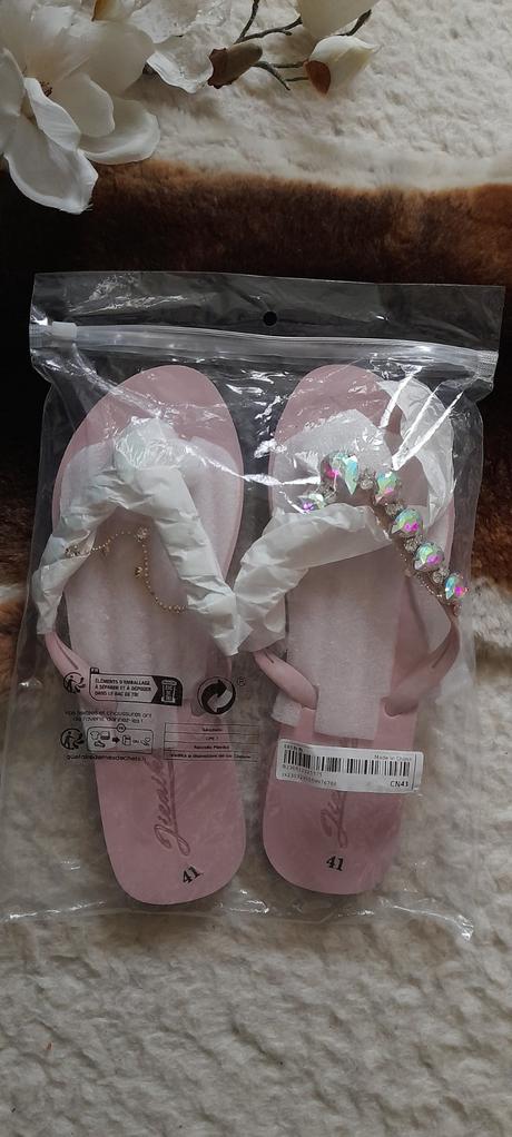 Shein pudrové žabky s řetízky a drahokamy, 41