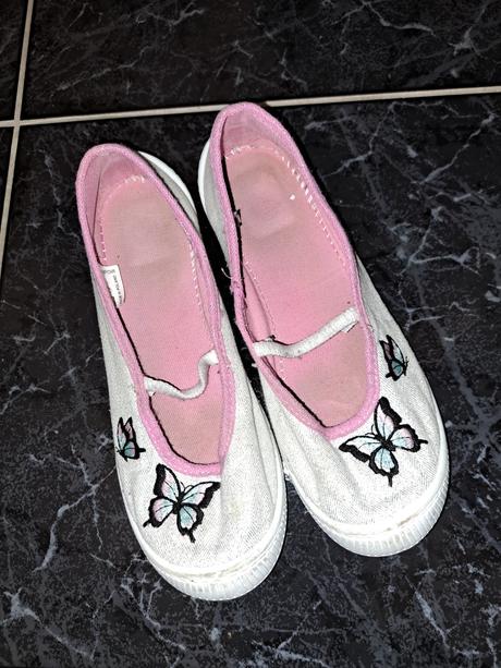 Bílé přezůvky s větráním, vel.34, mld,34