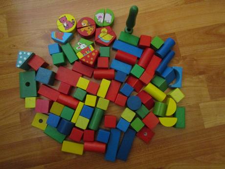 Dřevěné barevné kostky -89 ks, 