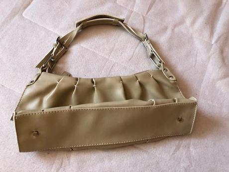 Nenosena  sirka 34 cm  vyska stredem 15 cm  hloubk, mango