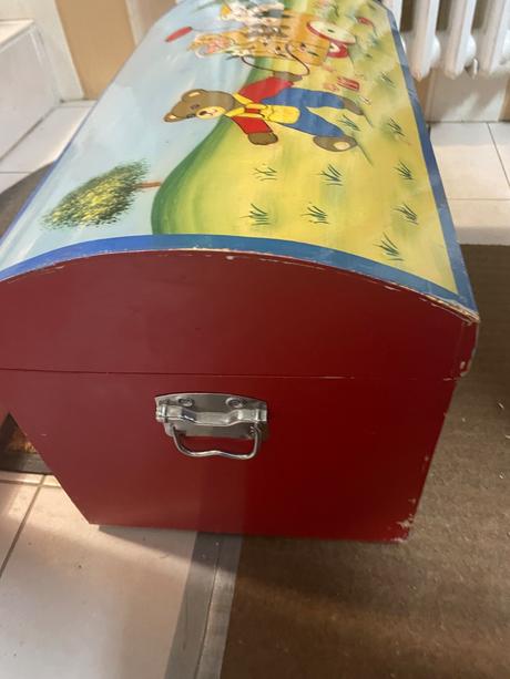 Dřevěná truhla dětská třeba na hračky,