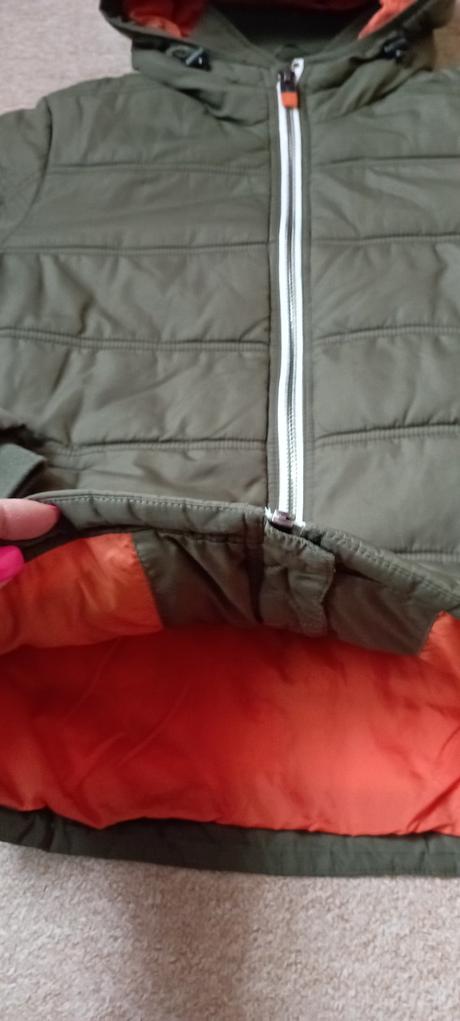 Bunda zn."esprit" vel."xs" je větší, měrte prosím, esprit