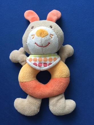 První hračky - chrastítko zajíček,