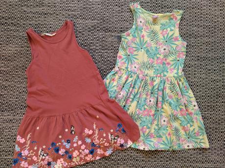 2 šaty kytičkové, h&m,110