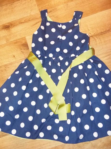 Puntíkované šaty, 122