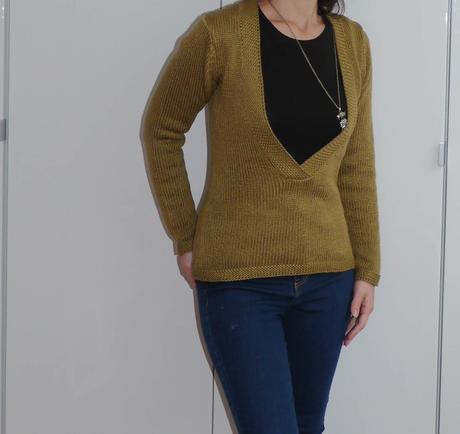 Zlato-hnedo-bezovy svetr s velkym vystrihem do v, 34