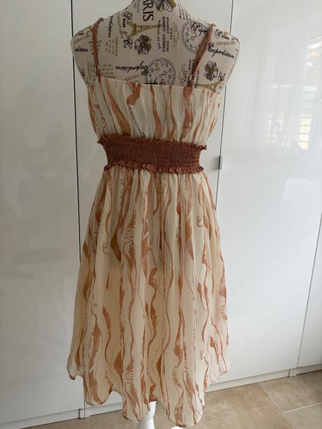 Béžovo-hnědé šaty velikosti s od vila, s