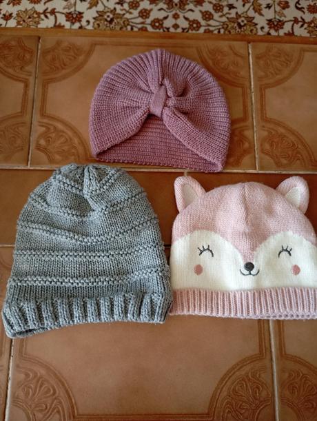 3x velmi pěkné dívčí čepičky, asi na 0,5 - 1 rok, c&a,74