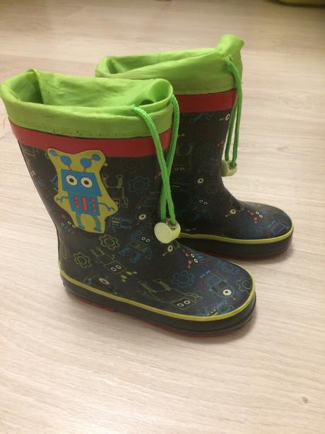 Holinky roboti, humanic,25