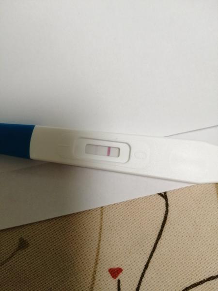 Může být těhotenský test večer falešně pozitivní?