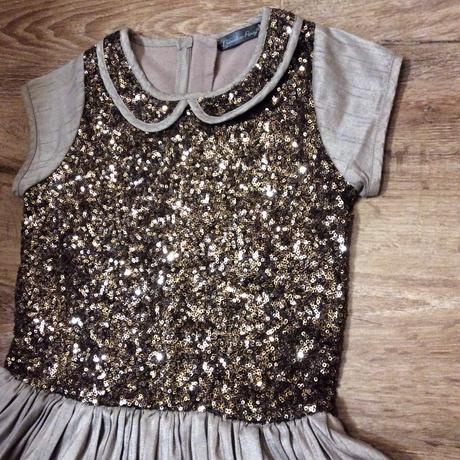 Slavnostní šaty zdobené drobnými zlatými flitříky, matalan,134