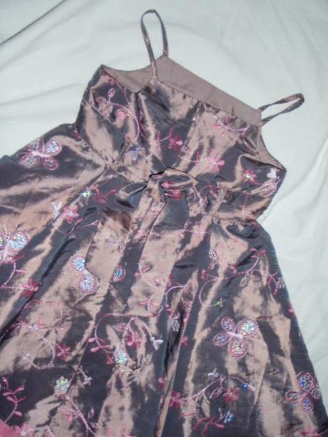 Překrásné měňavé vyšívané šaty, 92