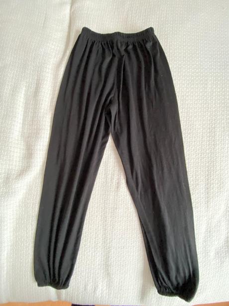 Slabší tepláky nebo pyžamové klahoty vel. 150, 146