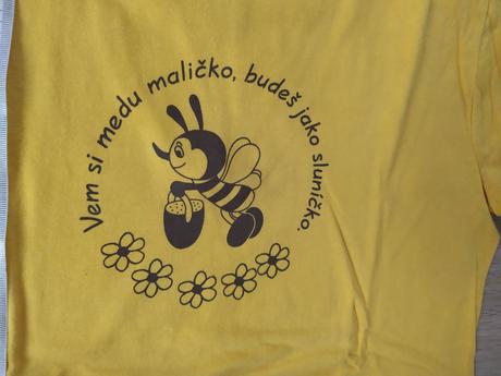 Žluté tričko s včelkou, 134