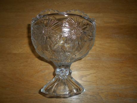 Skleněná miska na stopce,