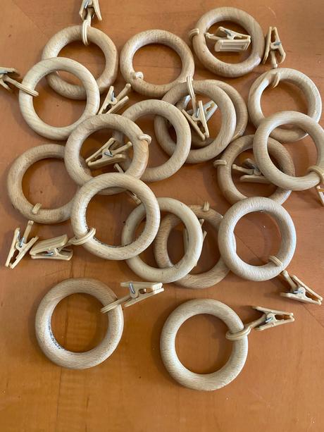 Dřevěné kroužky se skřipsy na záclony, 