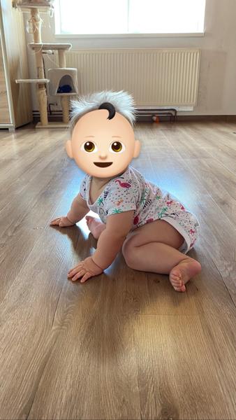 Je normální, že miminko nacouvá do polosedu?