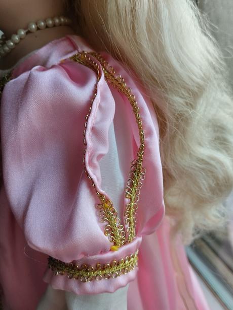 Značená porcelánová panenka,