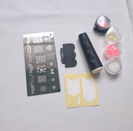Potřeby na manikůru -třpytky, razítkovací destička, 