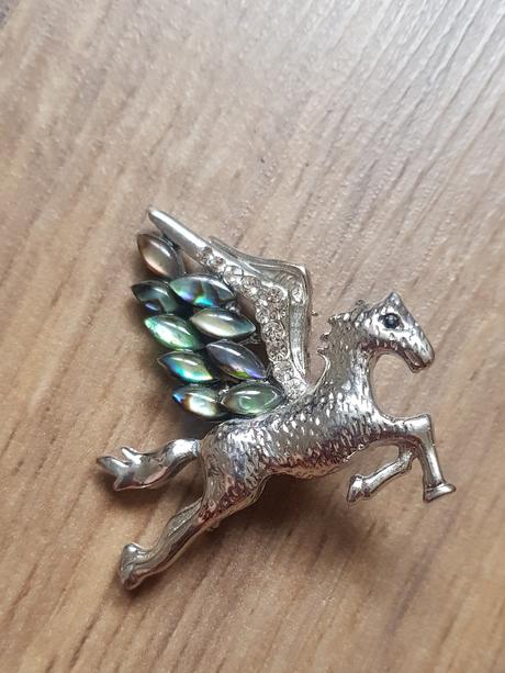 Brož 'okřídlený kůň', 