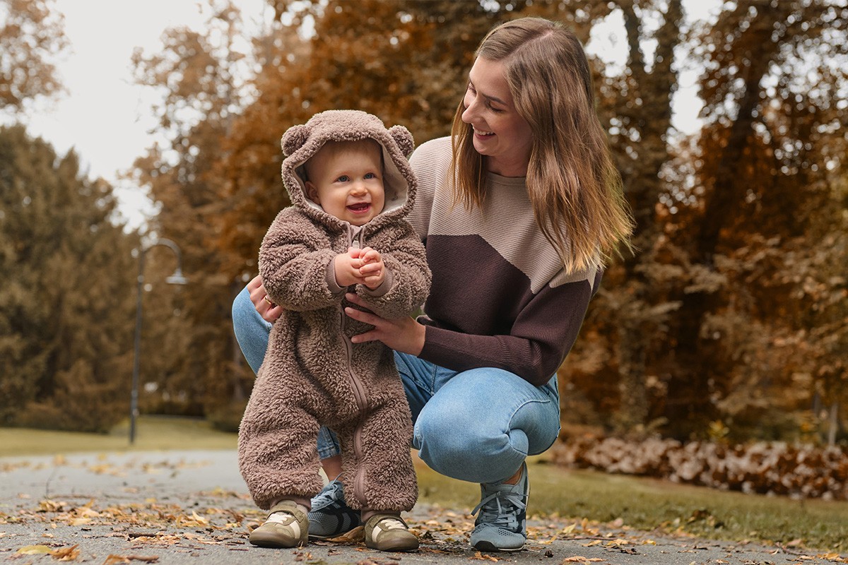 Maminka s dítětem oblečeným v overalu s medvídkem Maminka s dítětem oblečeným v overalu s medvídkem