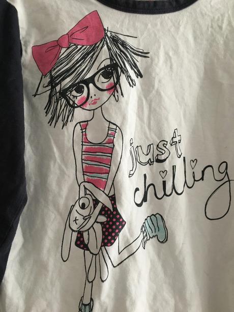 Bílomodré pyžamové triko s obrázkem, 110