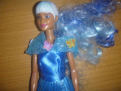 Barbie v modrých dlouhých šatech,