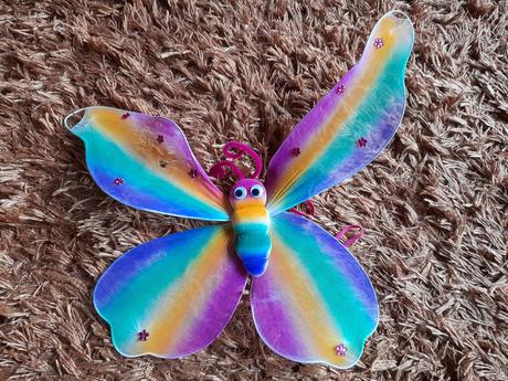 Křídla ii. barevná trochu poničená nošená,