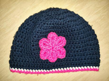 Háčkovaná čepice s kytkou, 