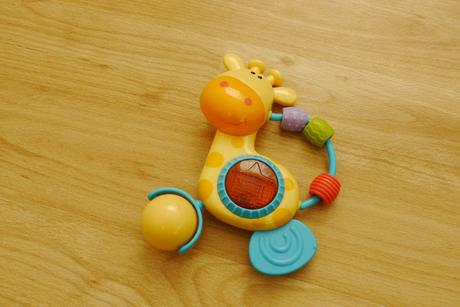 Zirafa simba na baterky chrastitko kousatko, 