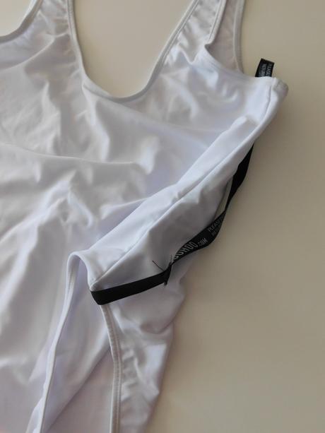 Dámské jednodílné plavky, 44