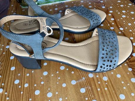 Slušivé sandály, 39