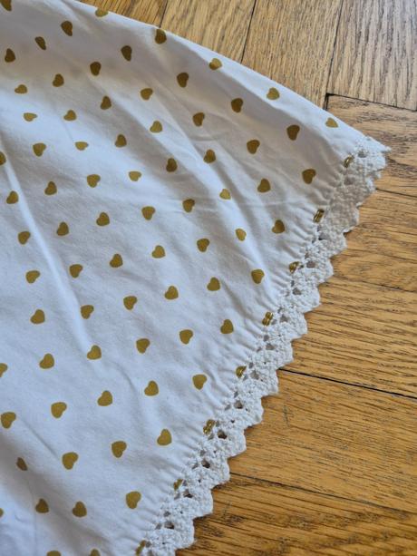 Srdíčkové šaty, 122