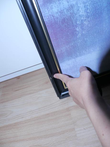 Velky obraz v cernem ramu, 