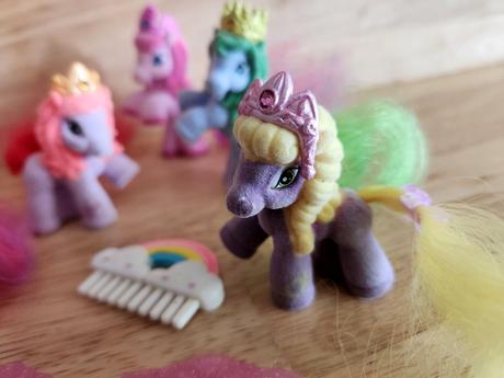 Figurky poníků s česacím ohonem,